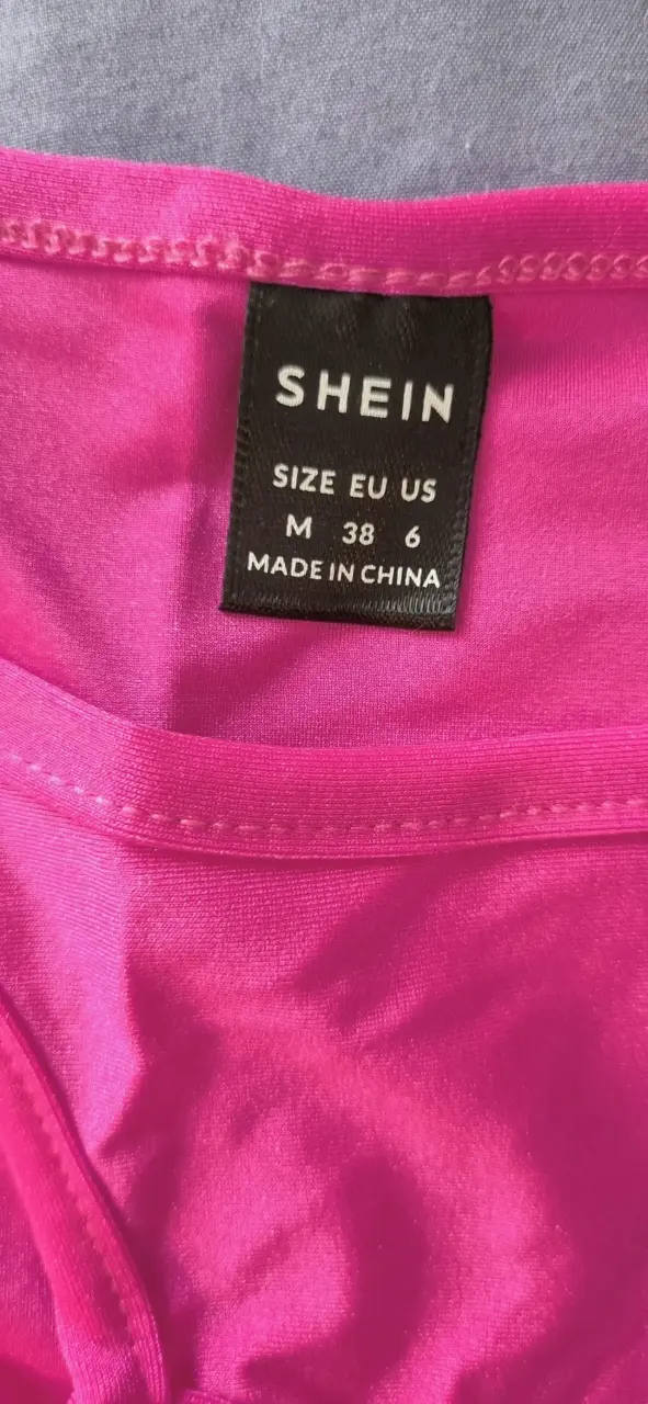 Top fucsia con detalles de argollas - 3