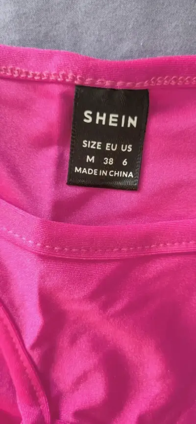 Top fucsia con detalles de argollas - miniatura 3