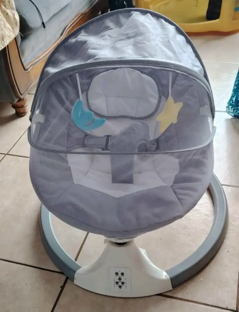 Silla mecedora de bebé gris - 1