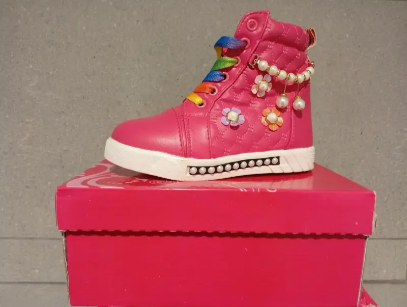 Zapatilla infantil rosa decorativa