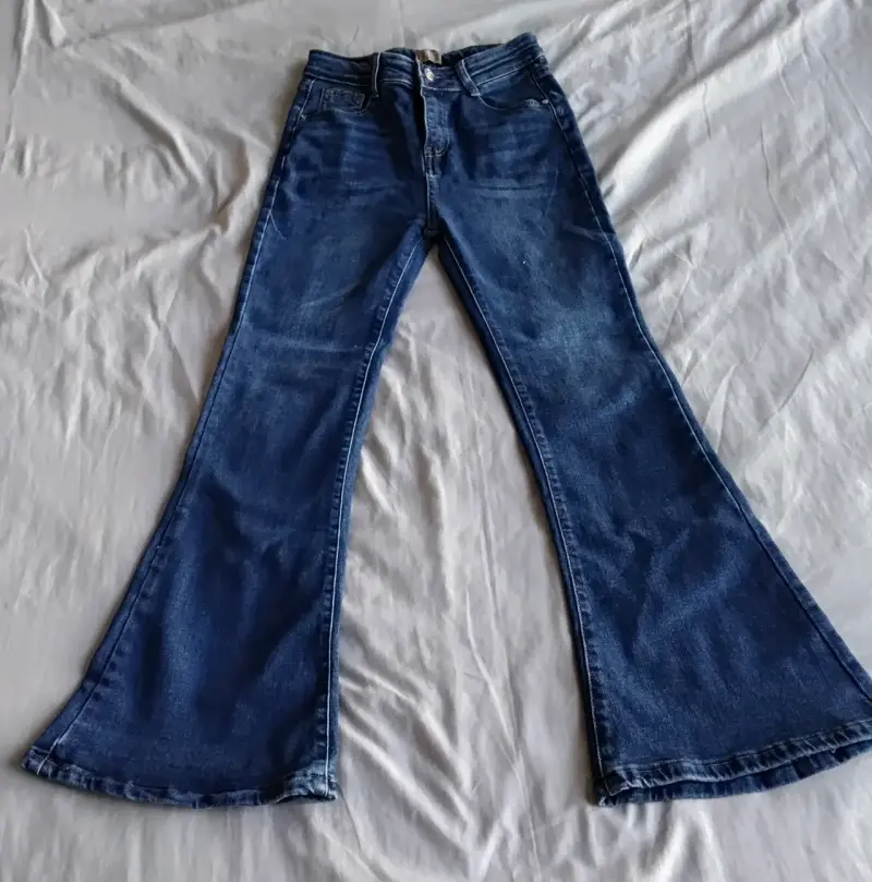 Jeans acampanados azul oscuro - 1
