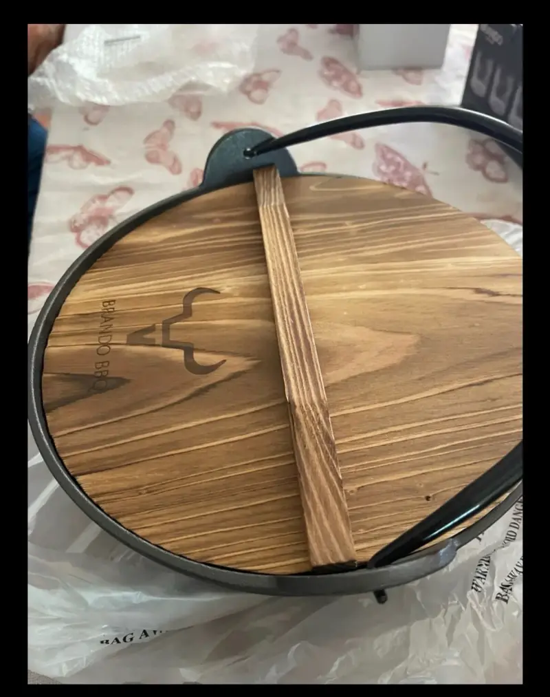 Olla de hierro con tapa de madera