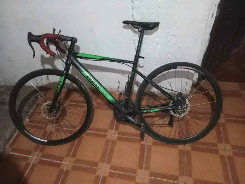 Bicicleta de carretera negra y verde