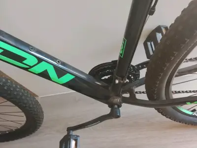 Bicicleta de montaña negra y verde - miniatura 1