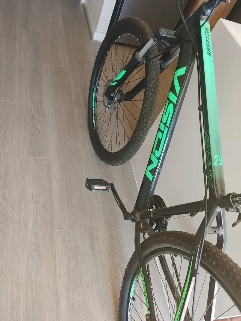 Bicicleta de montaña negra y verde - 2