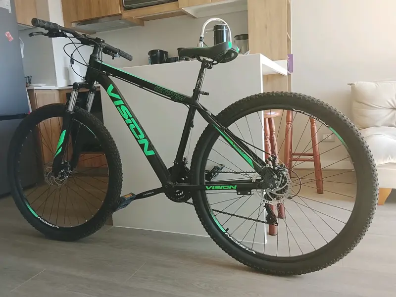 Bicicleta de montaña negra y verde - 3