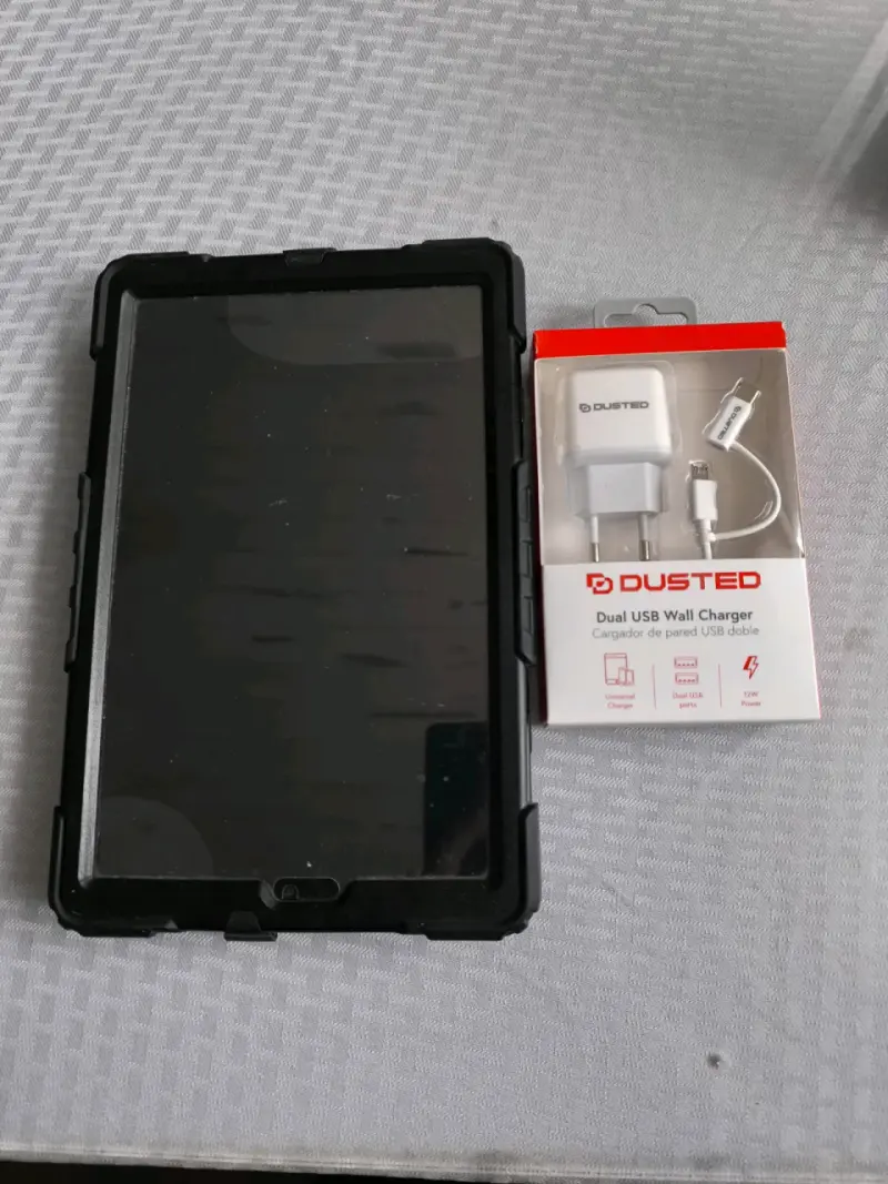 Tablet con cargador Dusted