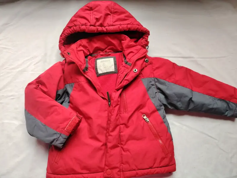 Chaqueta roja de niño con capucha