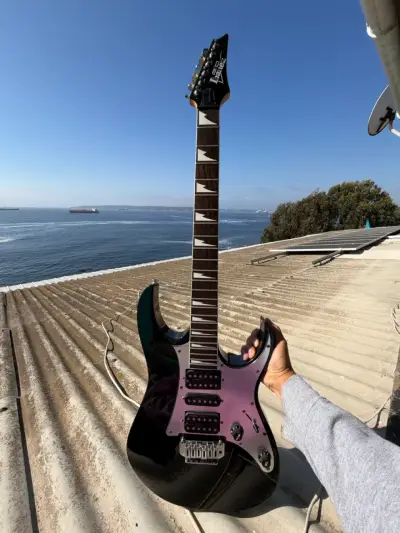 Guitarra eléctrica negra - miniatura 1