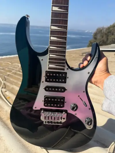 Guitarra eléctrica negra - miniatura 2