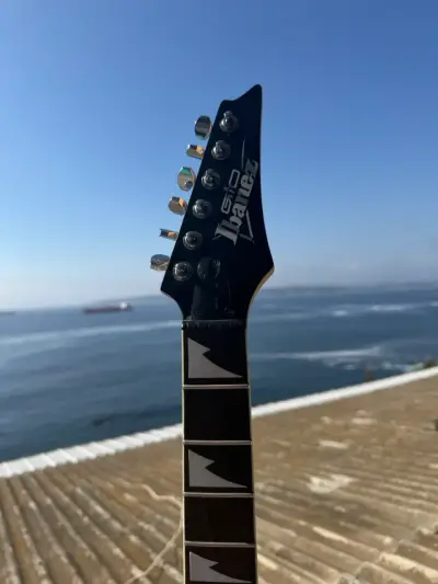 Guitarra eléctrica negra - miniatura 3