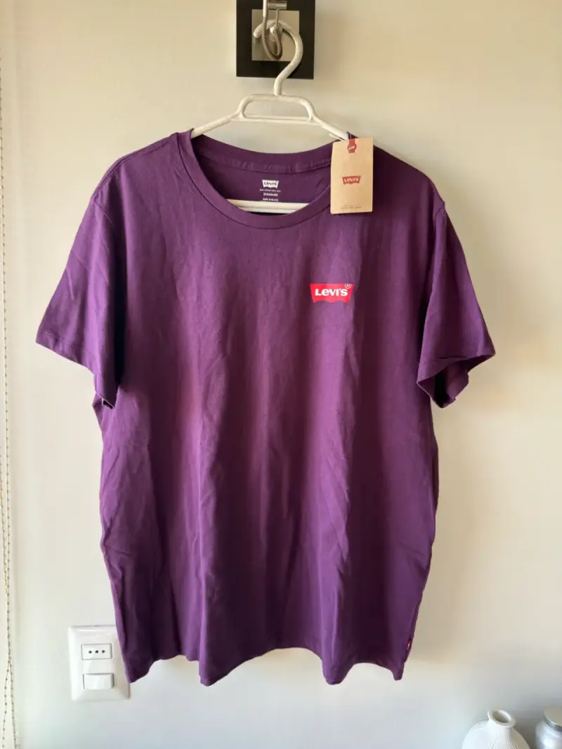 Polera morada Levi's