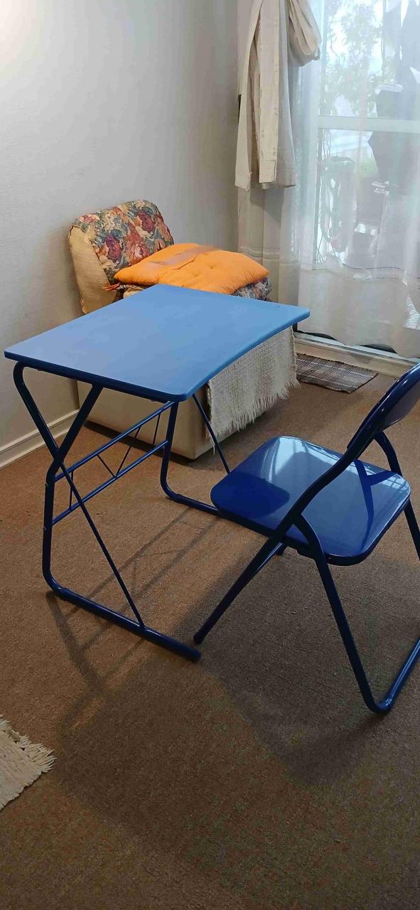 Escritorio azul con silla plegable - 1