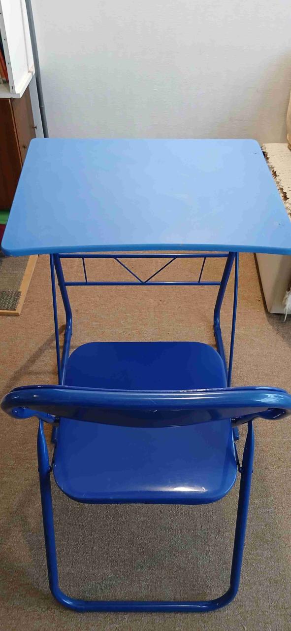 Escritorio azul con silla plegable - 2
