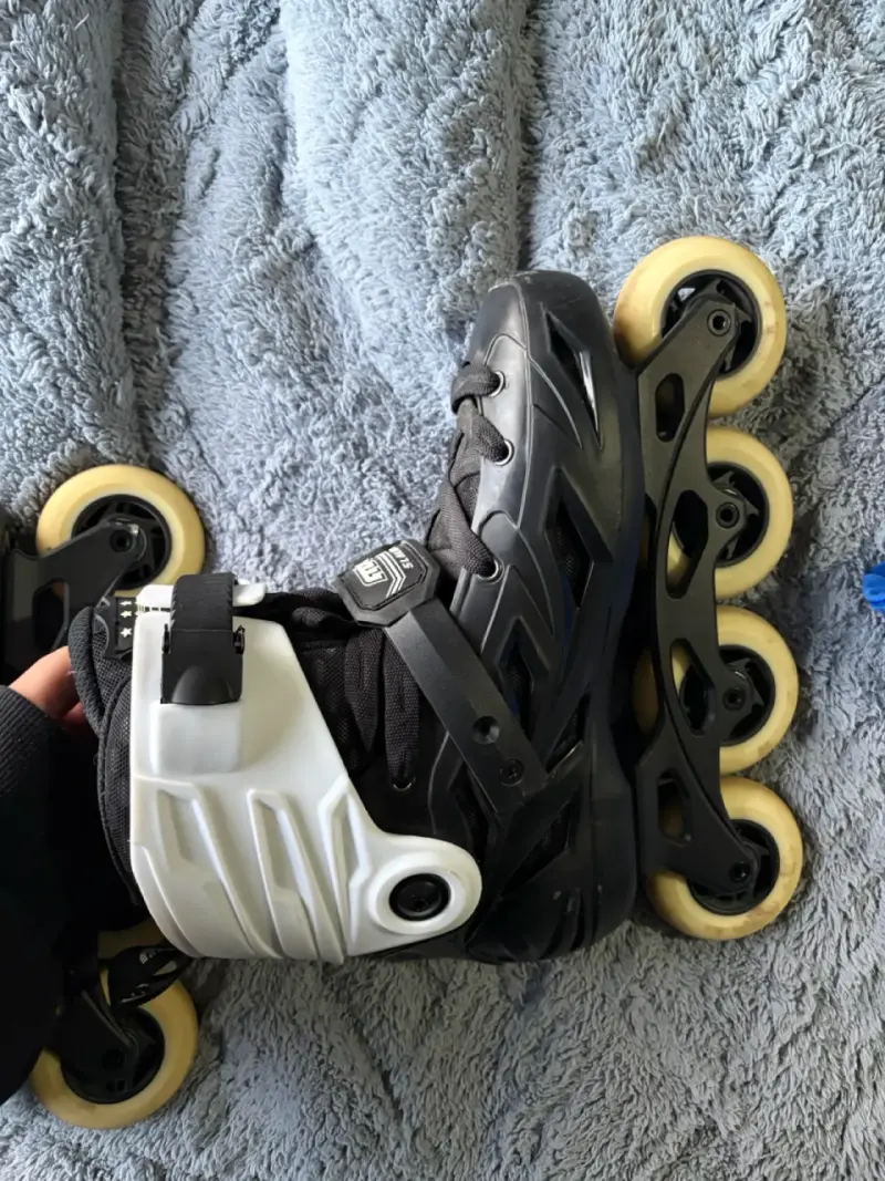 Patines en línea negros y blancos - 1