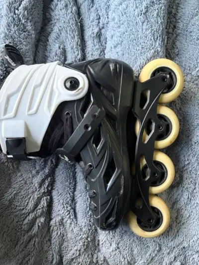 Patines en línea negros y blancos - miniatura 2