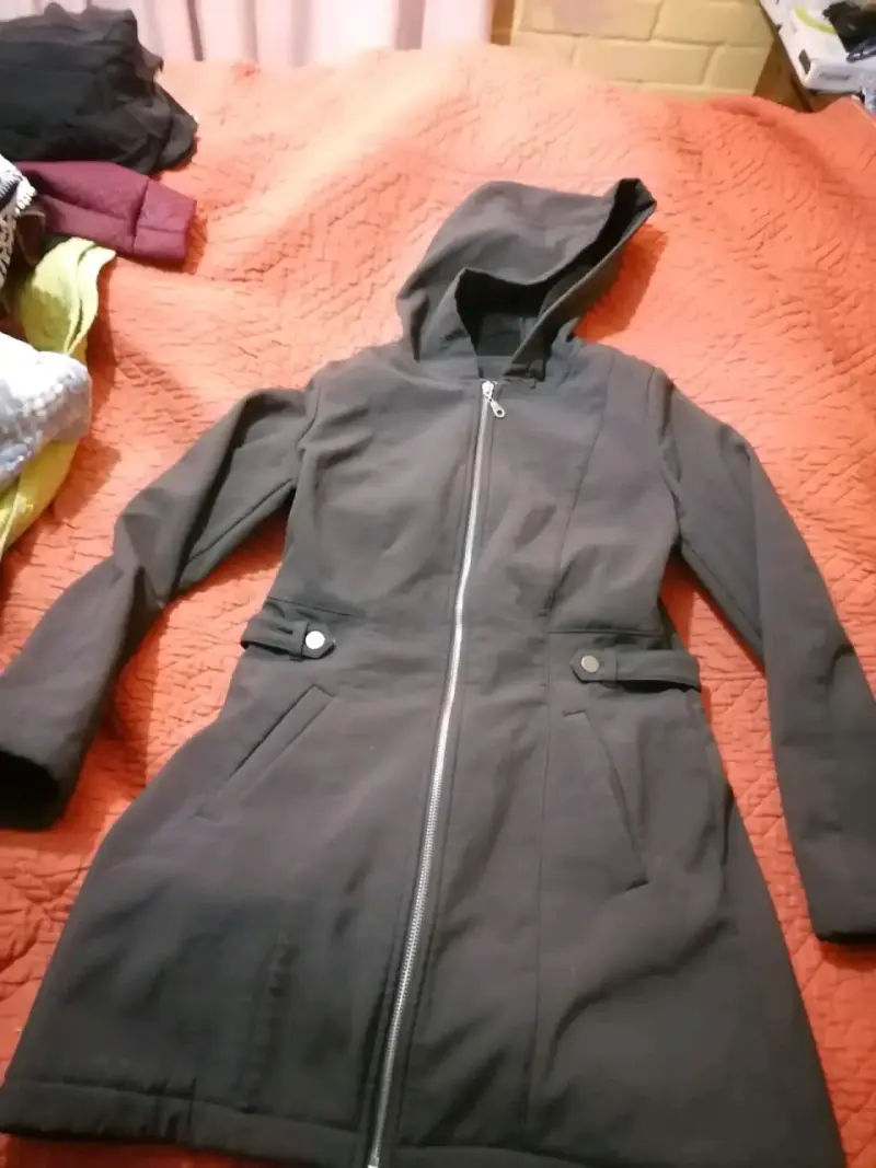 Abrigo negro con capucha - 1