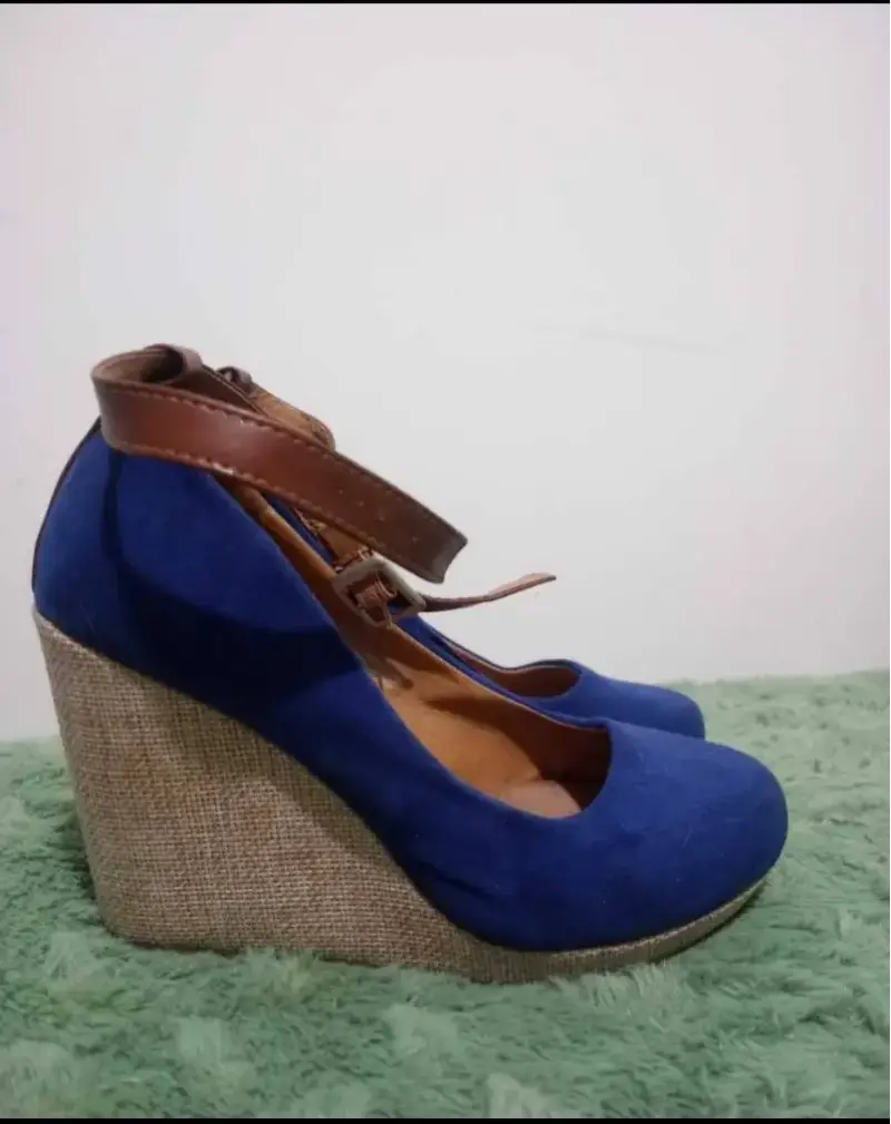 Zapatos de cuña azul con correa - 1
