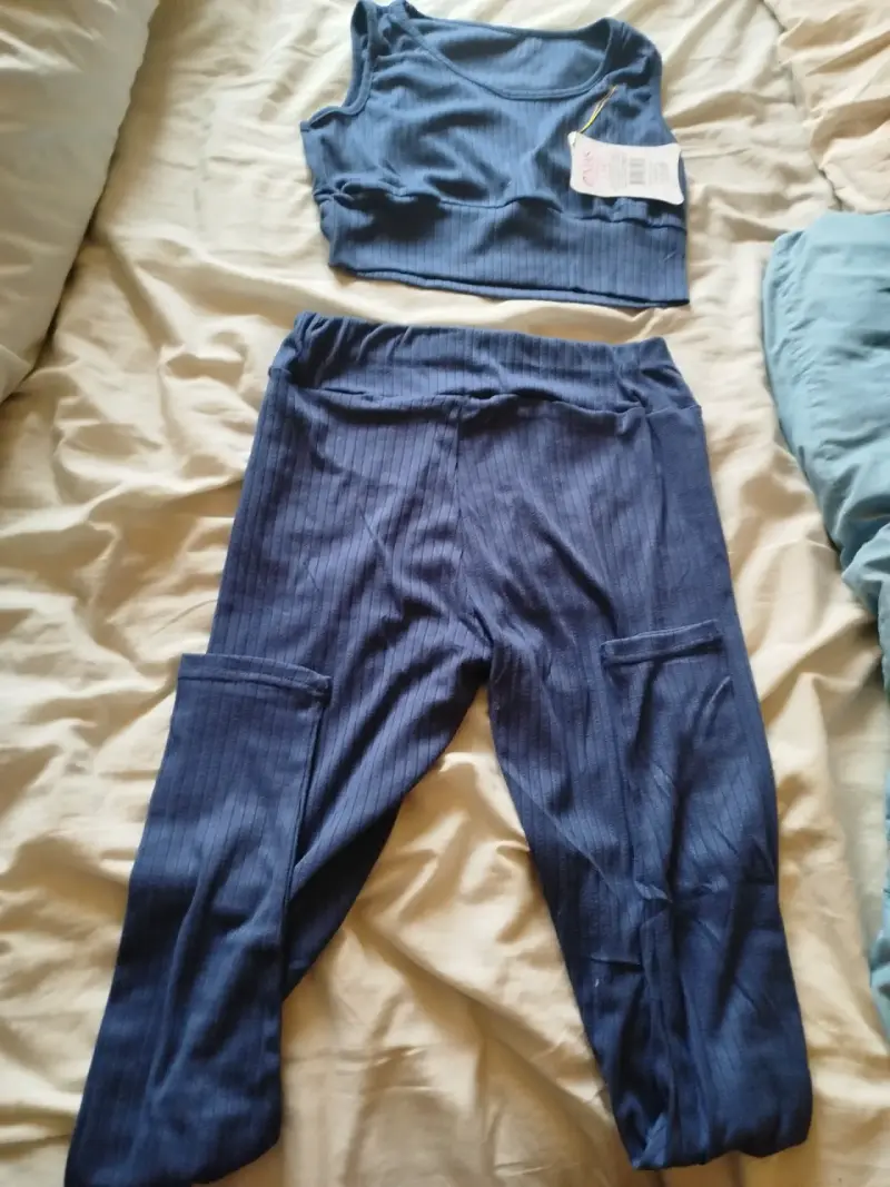 Conjunto deportivo azul con etiqueta - 1