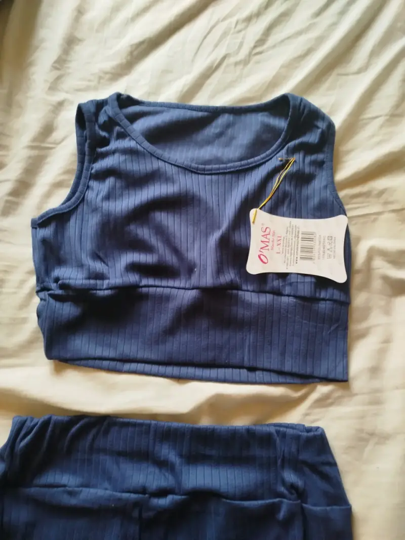 Conjunto deportivo azul con etiqueta - 2