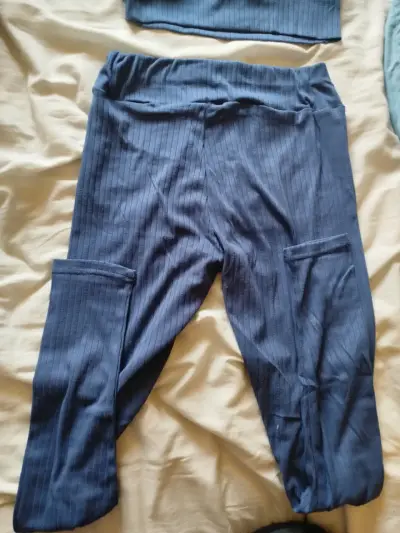 Conjunto deportivo azul con etiqueta - miniatura 3
