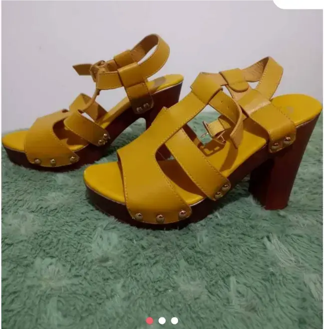 Sandalias amarillas con tacos
