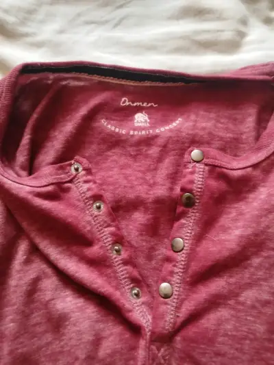 Polera roja con botones - miniatura 2