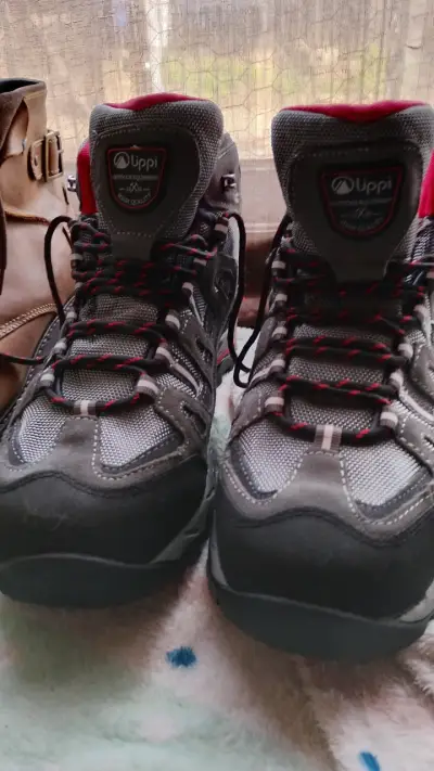 Botas de trekking gris y rojo talla 44 - miniatura 2
