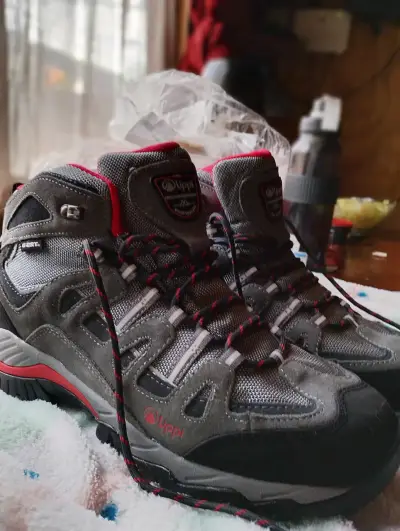 Botas de trekking gris y rojo talla 44 - miniatura 4