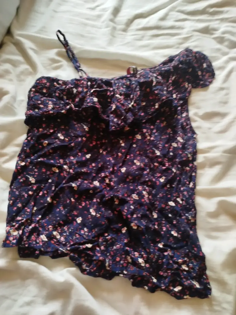 Top floral de un hombro - 1