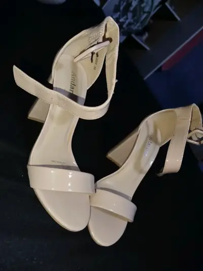 Zapatos de tacón beige - miniatura 1