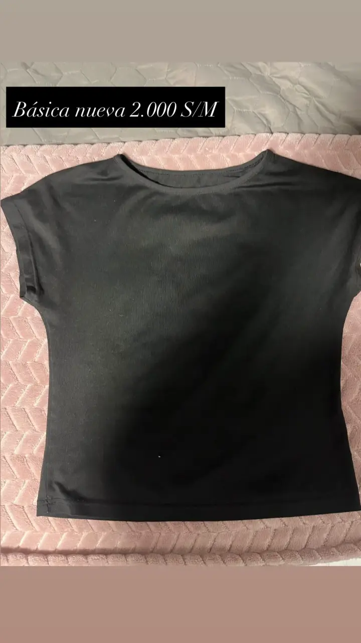 Polera básica negra nueva