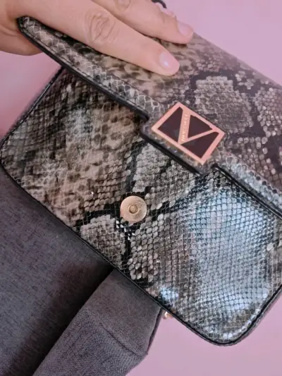 Cartera estilo serpiente con cadena - miniatura 2