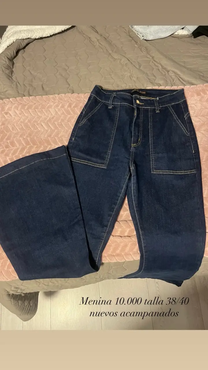 Jeans acampanados azul oscuro nuevos