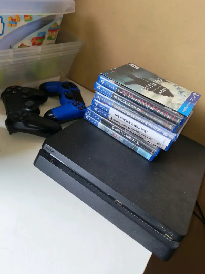 Consola PS4 con juegos