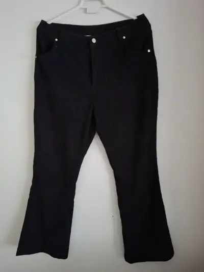 Pantalones negros acampanados - miniatura 1