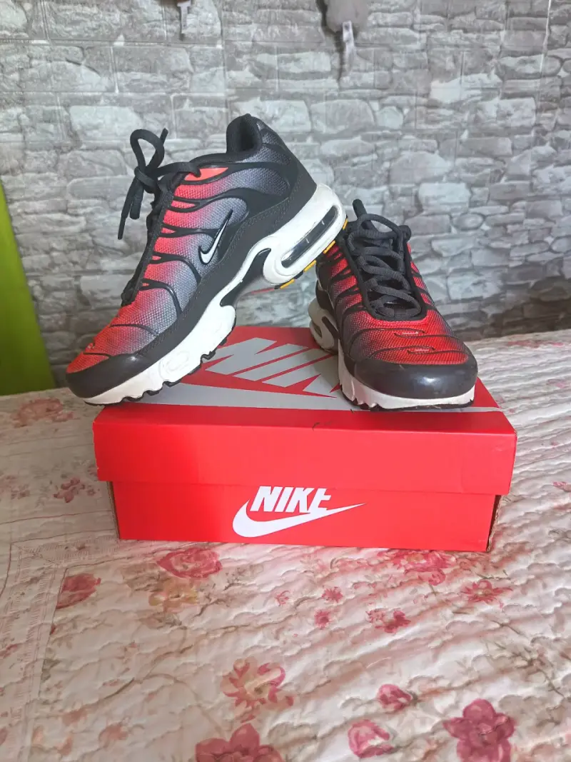 Zapatillas deportivas negras y rojas - 1