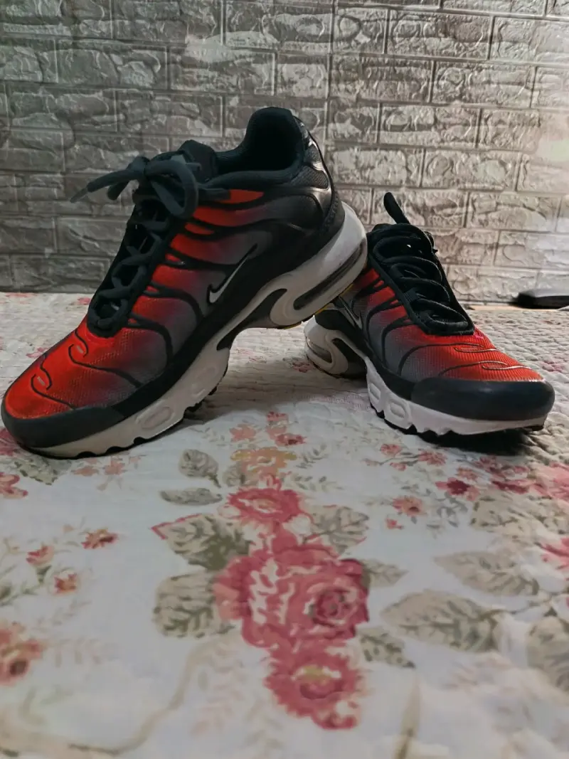 Zapatillas deportivas negras y rojas - 2