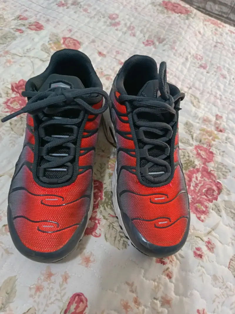 Zapatillas deportivas negras y rojas - 3