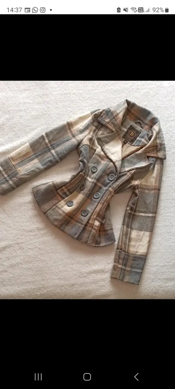 Abrigo a cuadros beige y gris - 1