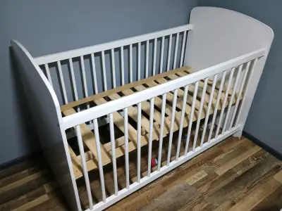Cuna de madera blanca - miniatura 1