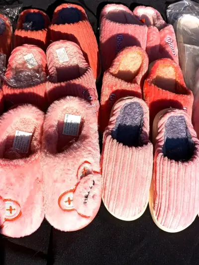 Pantuflas rosadas de felpa - miniatura 1