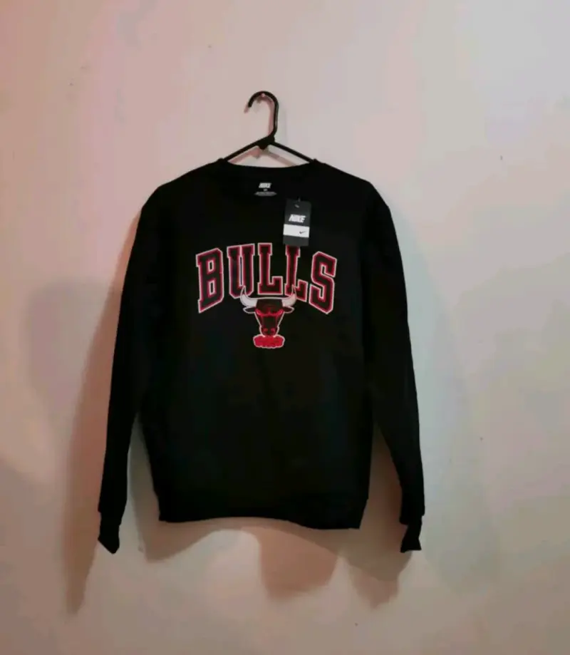 Polerón negro Bulls