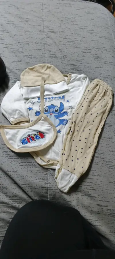Conjunto bebé Stitch beige - miniatura 2