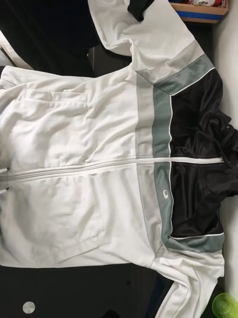 Chaqueta deportiva blanca y negra - 2
