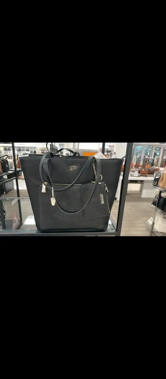 Bolso negro Guess elegante