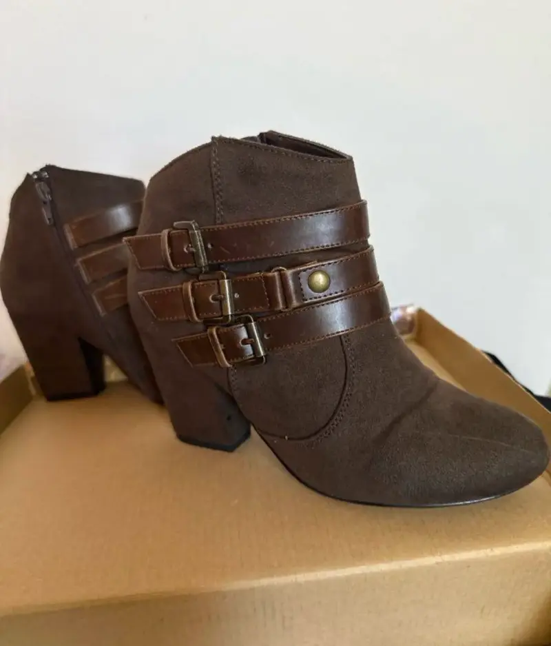 Botines café con hebillas - 1