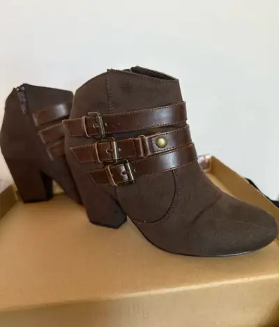 Botines café con hebillas - miniatura 1