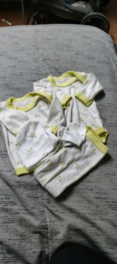 Set de ropa de bebé amarillo - miniatura 1