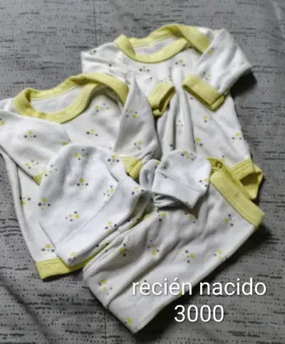 Set de ropa de bebé amarillo - miniatura 2